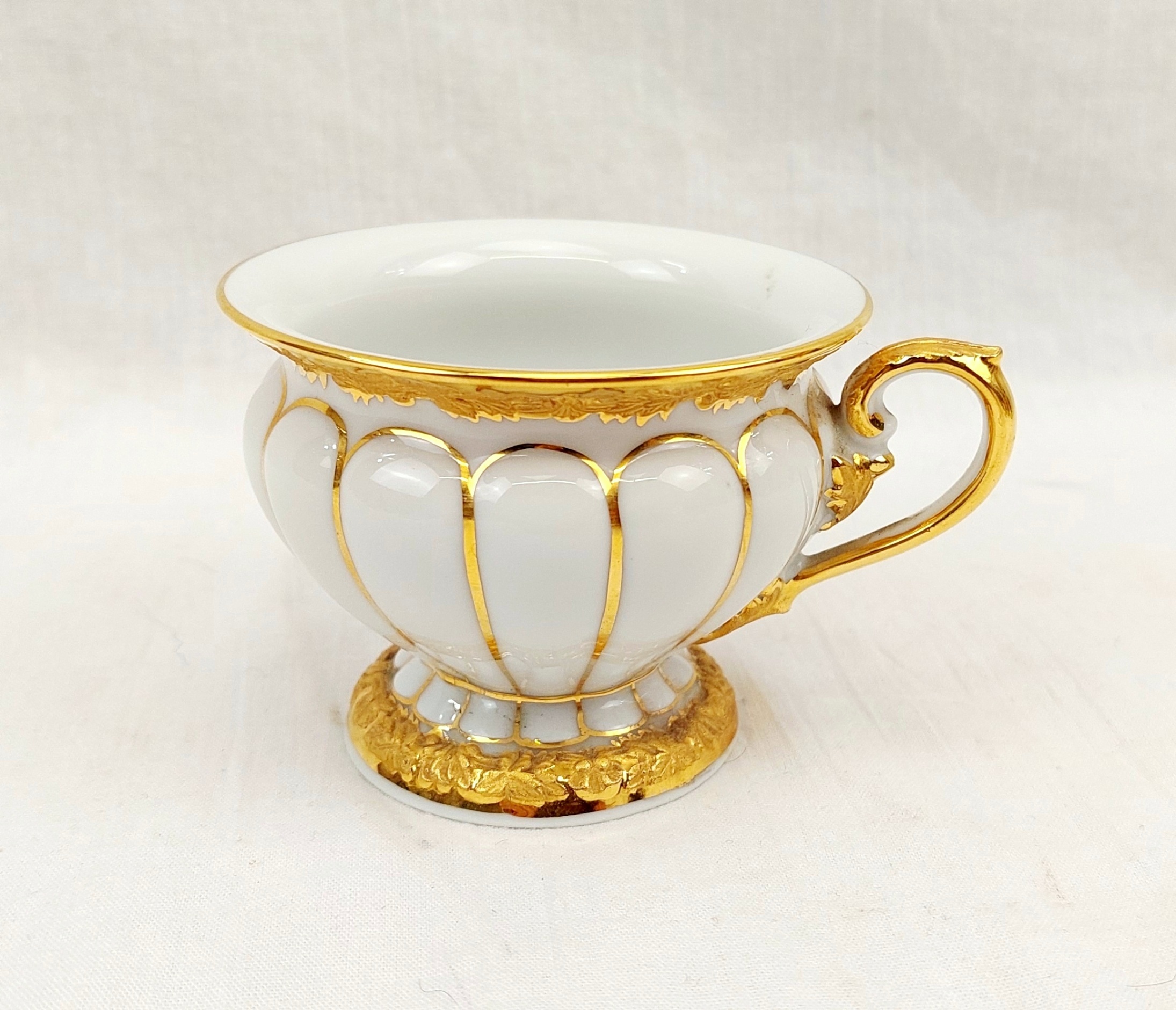 Circa 1900 Meissen White And Gilt Ribbed Porcelain Cup - Image 3