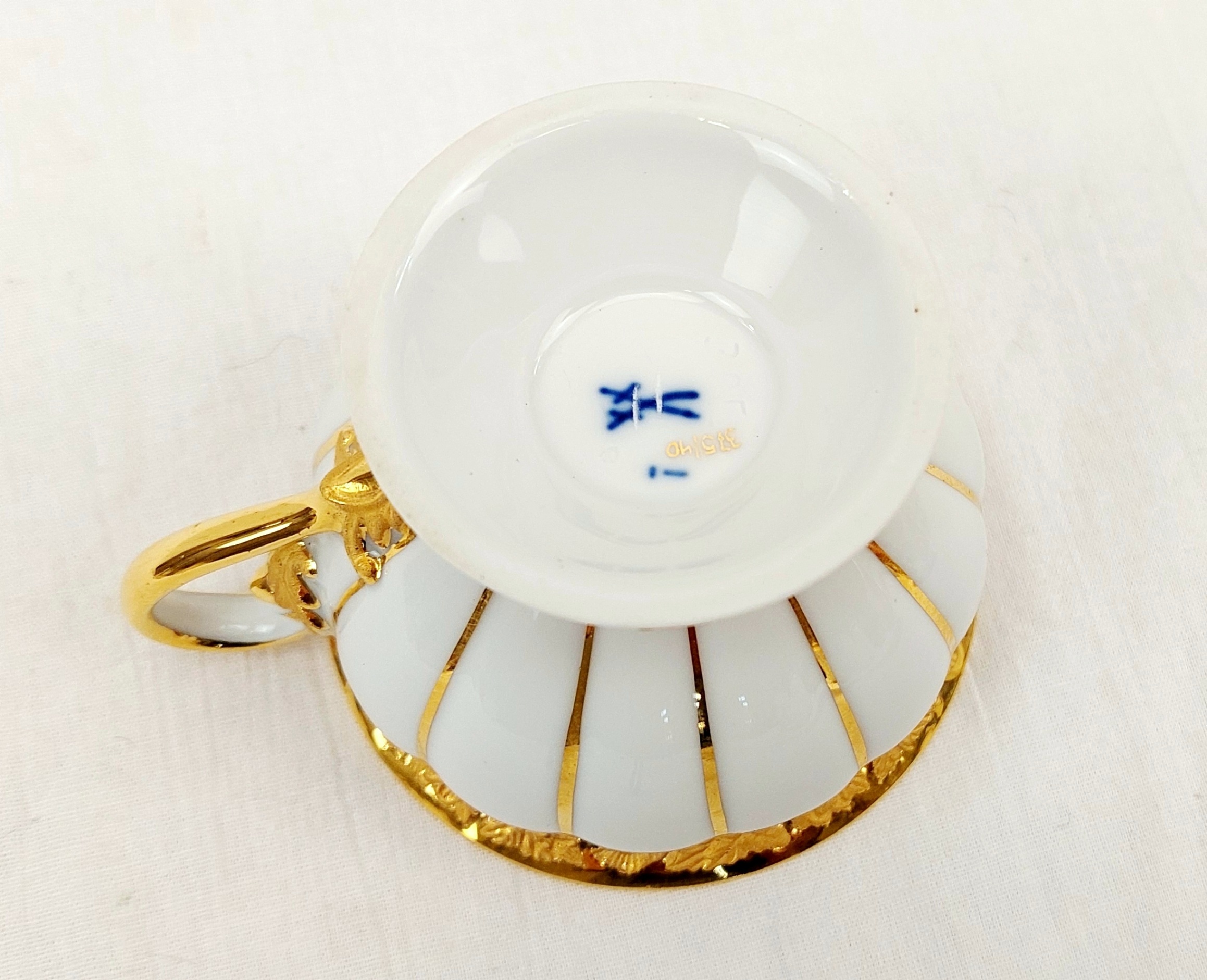 Circa 1900 Meissen White And Gilt Ribbed Porcelain Cup - Image 5
