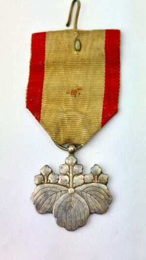 Imperial Japan, WW1 era c.1890 - 1930 Meiji-Shōwa Period, Medal for Meritorious Service (Kunkō Seishō – 勲功旌章), Silver Paulownia Leaves Decoration