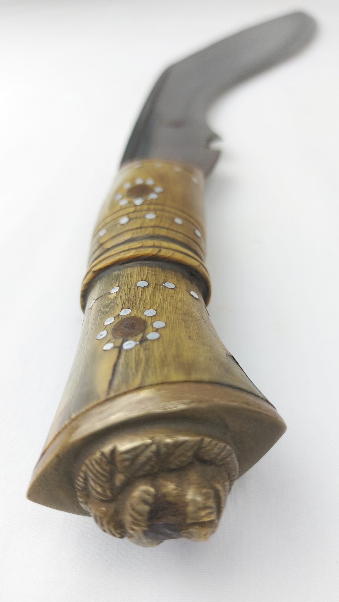 Nepalese, Late Victorian / Early 20th Century Kukri Knife Set, Lion’s Head Pommel, Studded Horn Hilt, with Karda, Chakmak and Leather Covered Scabbard - Image 16