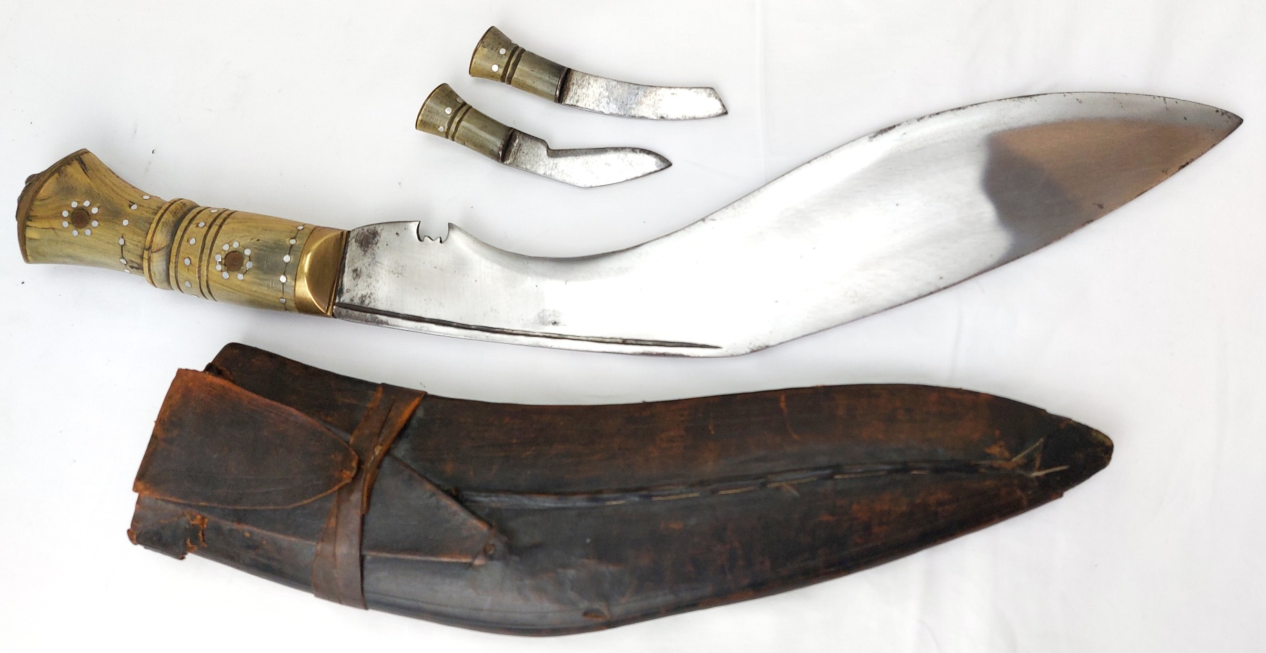 Nepalese, Late Victorian / Early 20th Century Kukri Knife Set, Lion’s Head Pommel, Studded Horn Hilt, with Karda, Chakmak and Leather Covered Scabbard - Image 2