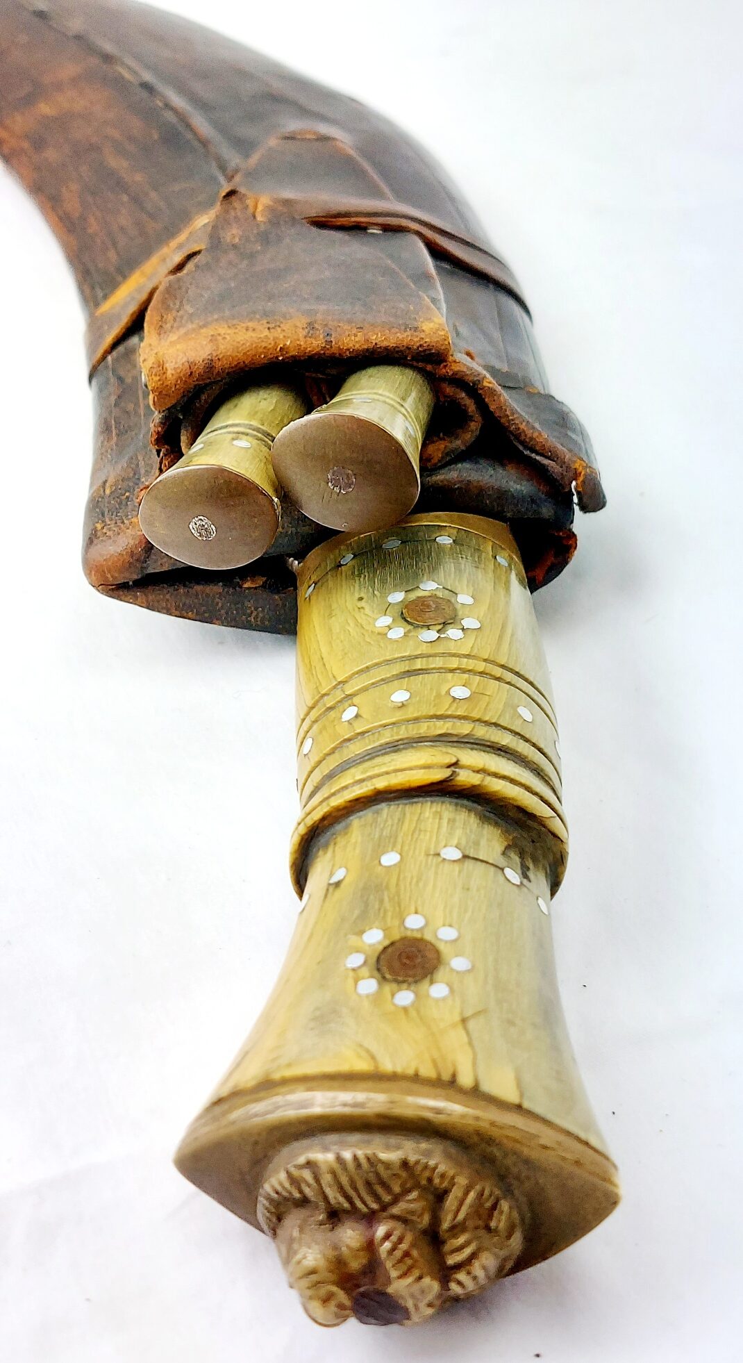 Nepalese, Late Victorian / Early 20th Century Kukri Knife Set, Lion’s Head Pommel, Studded Horn Hilt, with Karda, Chakmak and Leather Covered Scabbard - Image 25