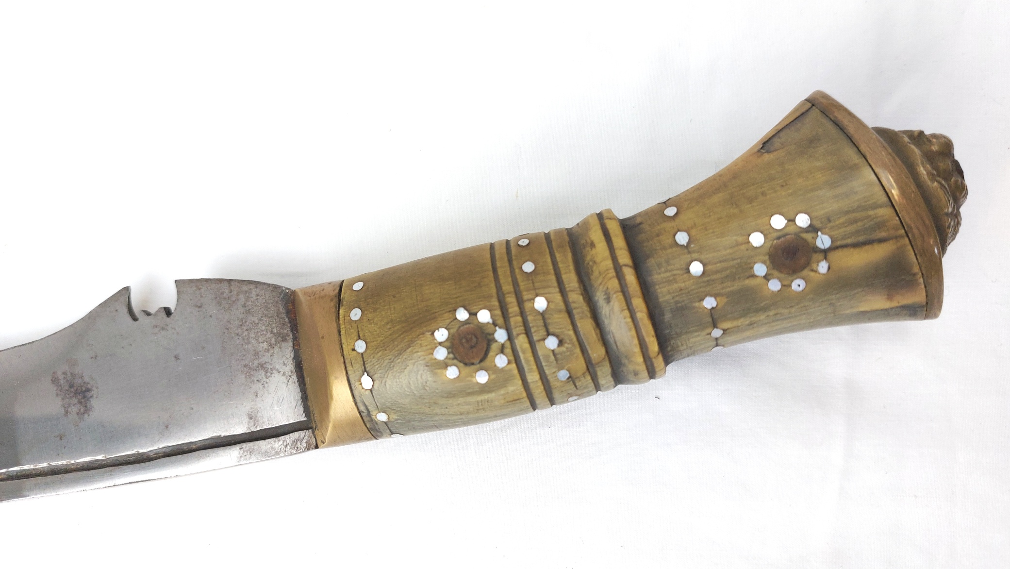Nepalese, Late Victorian / Early 20th Century Kukri Knife Set, Lion’s Head Pommel, Studded Horn Hilt, with Karda, Chakmak and Leather Covered Scabbard - Image 9