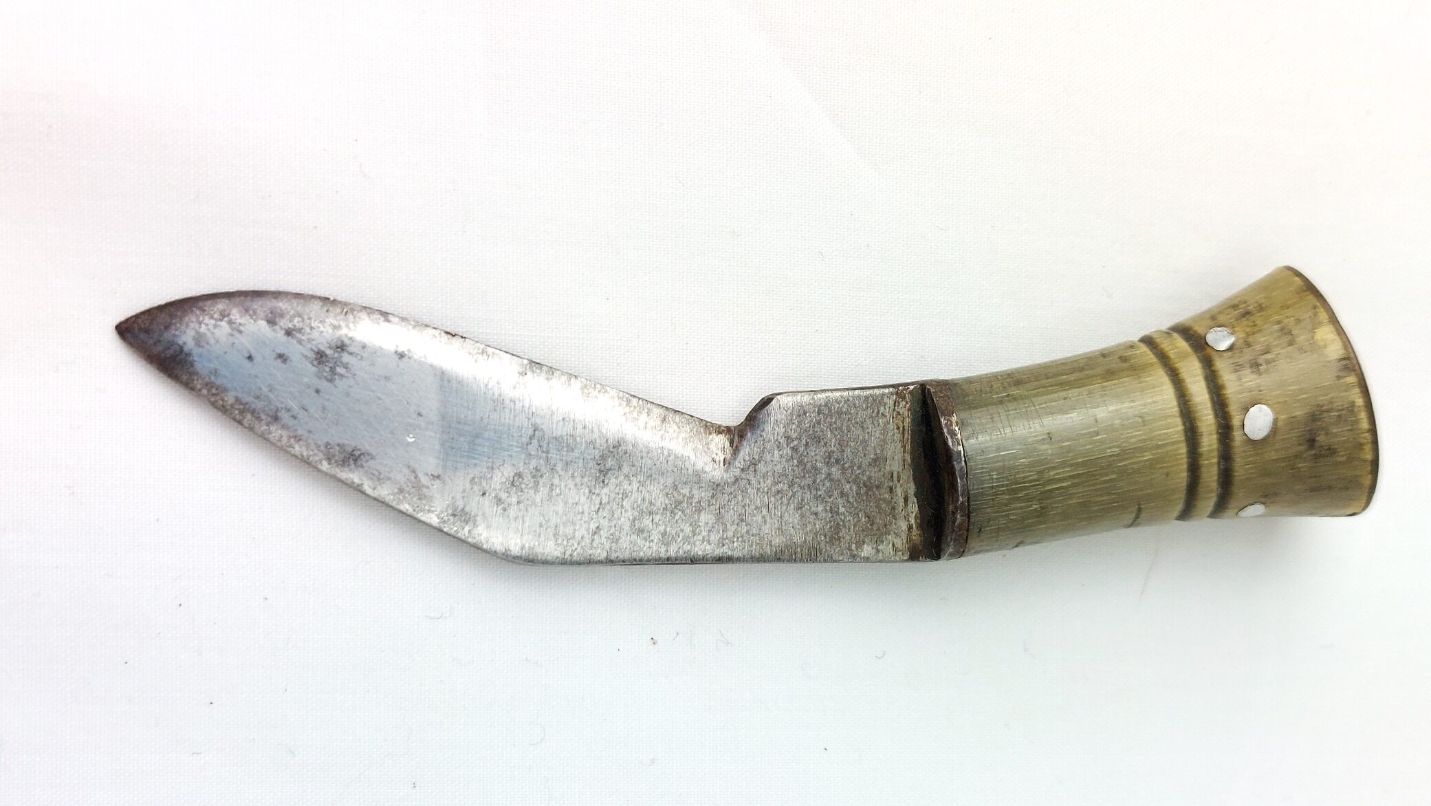 Nepalese, Late Victorian / Early 20th Century Kukri Knife Set, Lion’s Head Pommel, Studded Horn Hilt, with Karda, Chakmak and Leather Covered Scabbard - Image 19