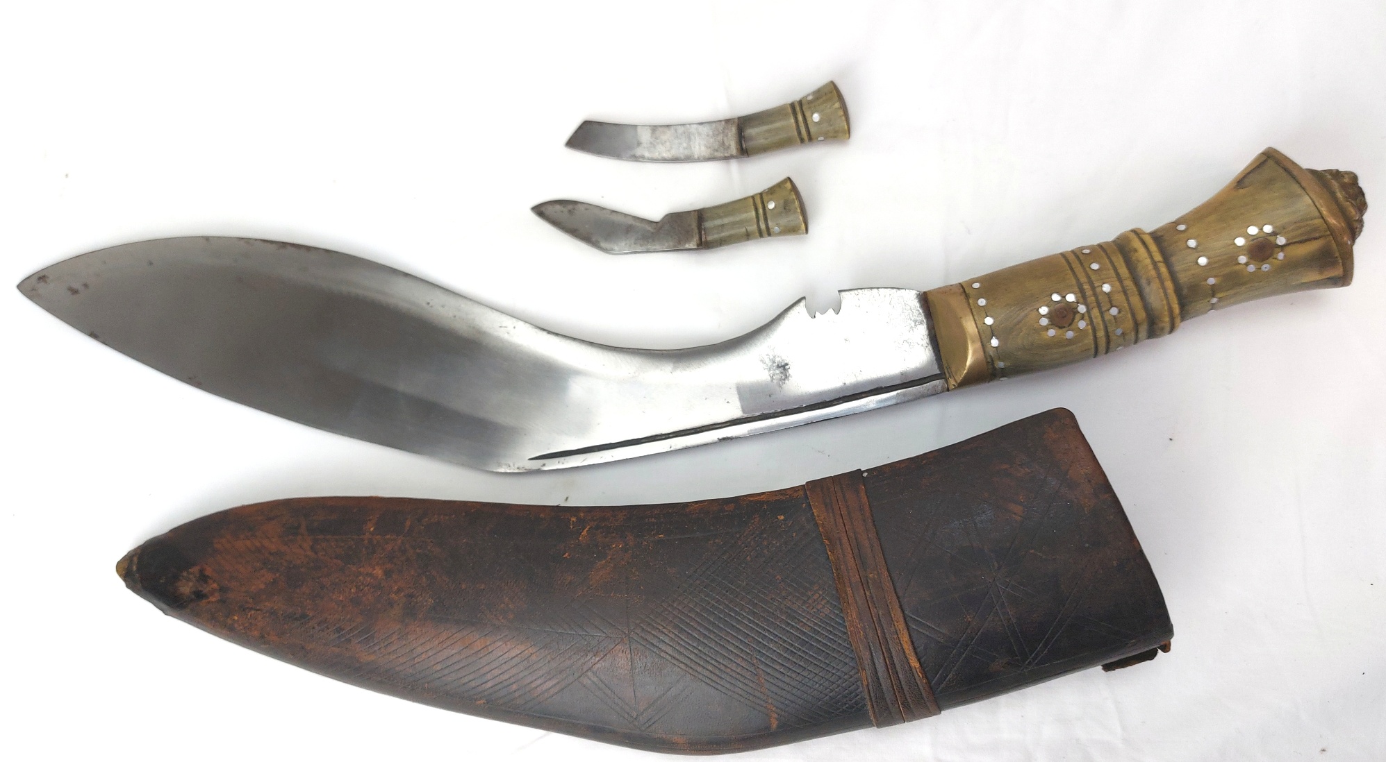 Nepalese, Late Victorian / Early 20th Century Kukri Knife Set, Lion’s Head Pommel, Studded Horn Hilt, with Karda, Chakmak and Leather Covered Scabbard - Image 3