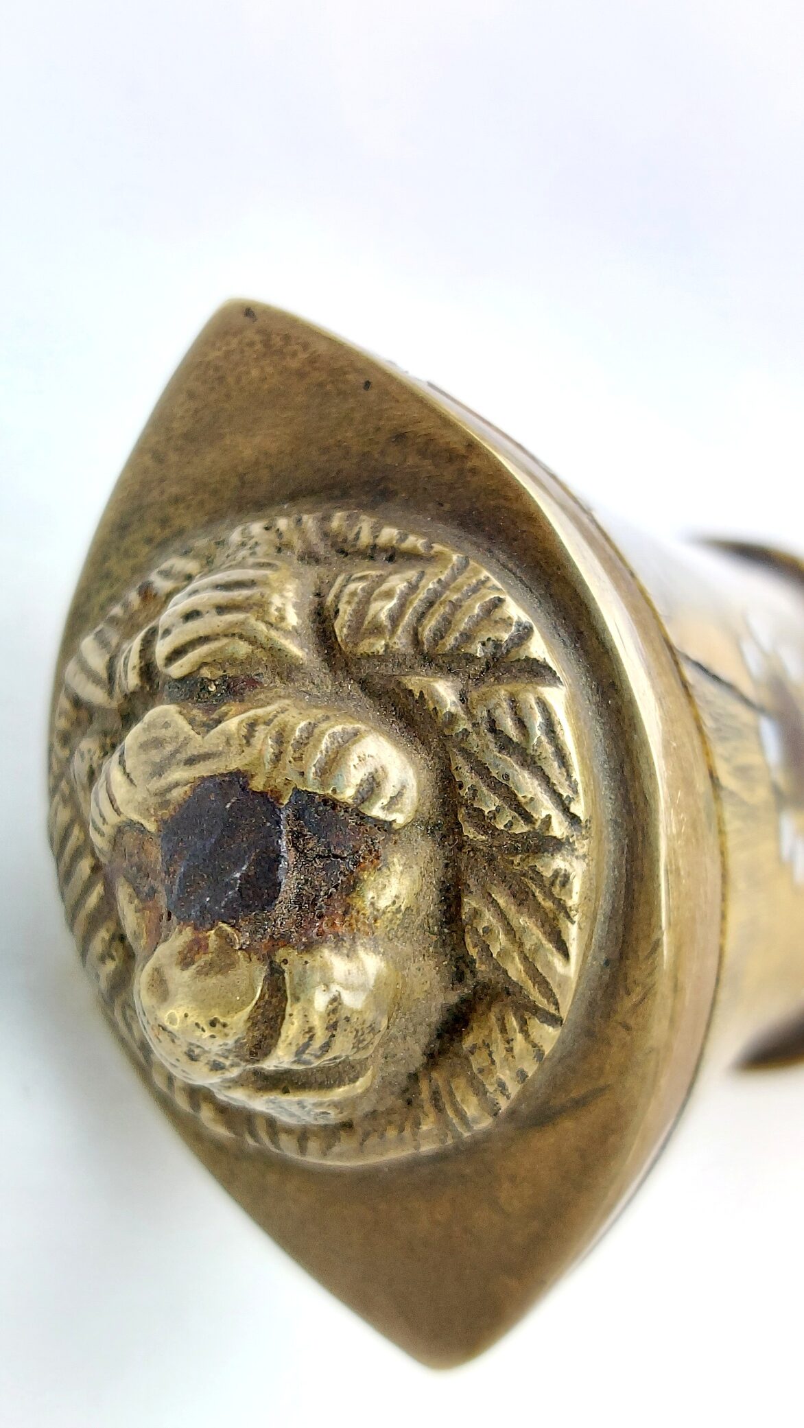 Nepalese, Late Victorian / Early 20th Century Kukri Knife Set, Lion’s Head Pommel, Studded Horn Hilt, with Karda, Chakmak and Leather Covered Scabbard - Image 18