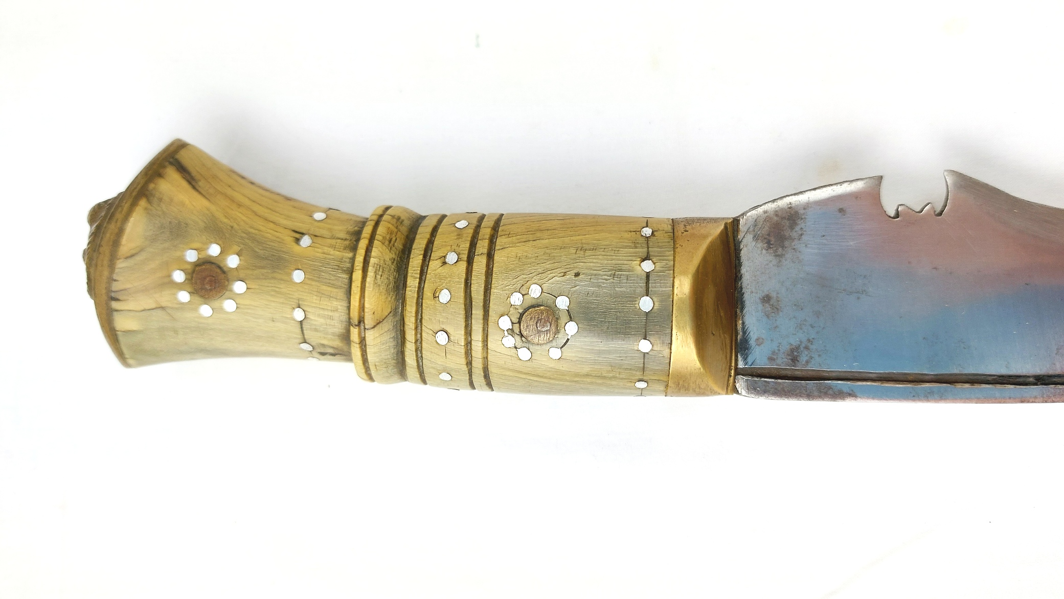 Nepalese, Late Victorian / Early 20th Century Kukri Knife Set, Lion’s Head Pommel, Studded Horn Hilt, with Karda, Chakmak and Leather Covered Scabbard - Image 5
