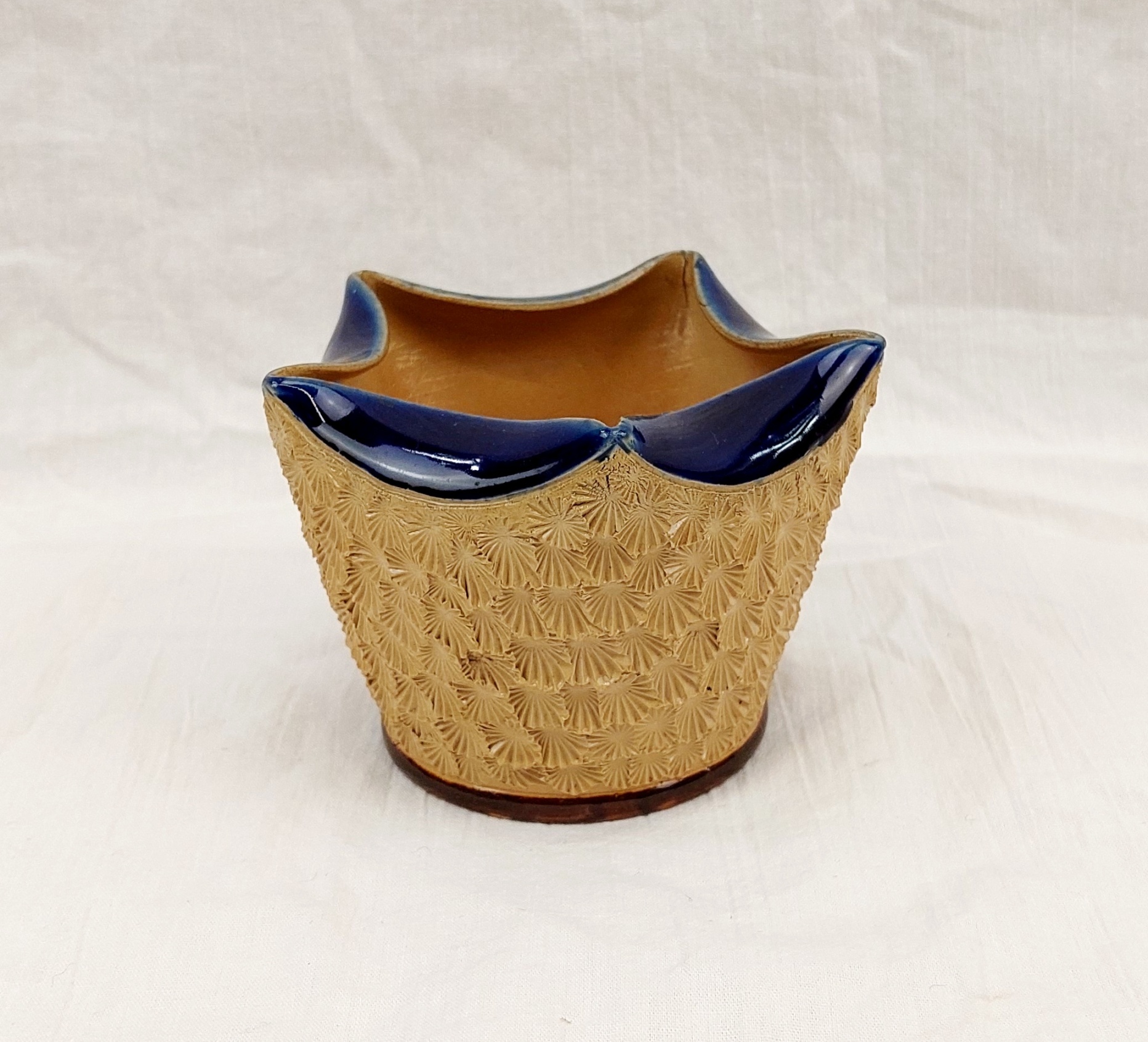 c1880 Art Nouveau Doulton Lambeth Silicon Ware Frilled Rim Pot