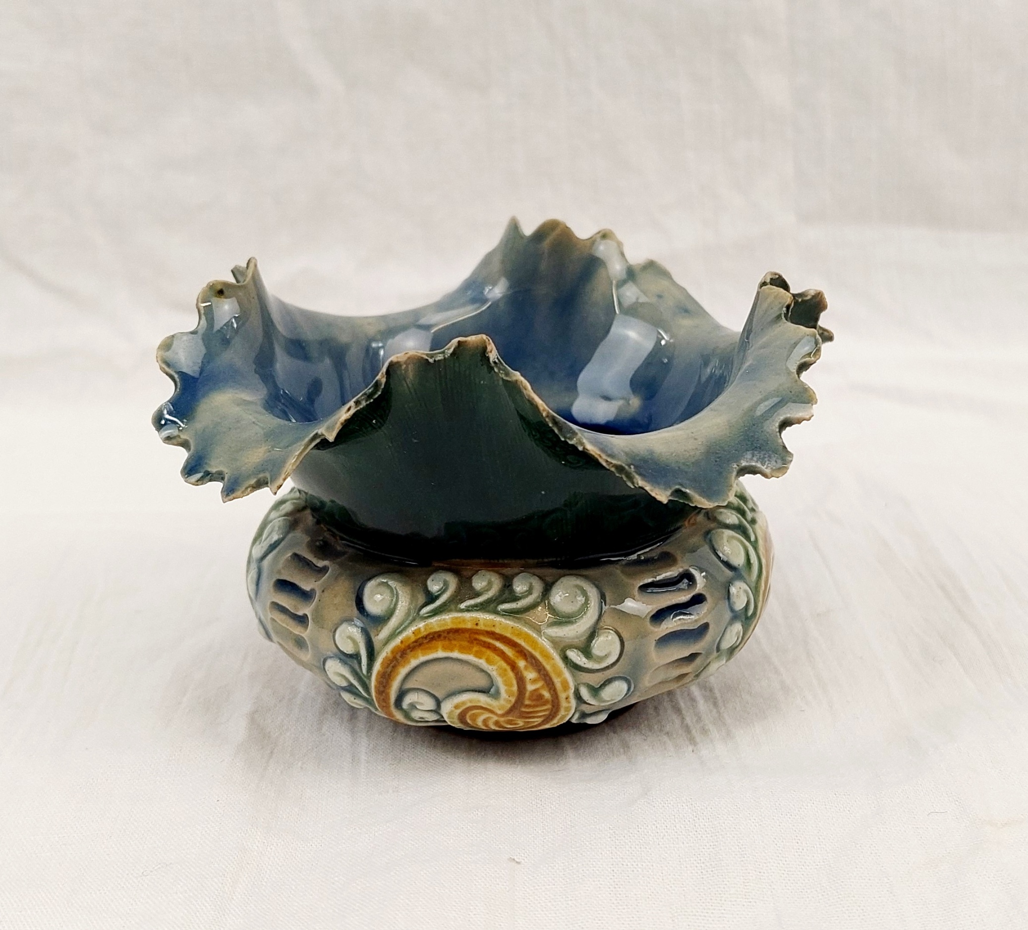 c1880 Art Nouveau Doulton Lambeth Frilled Rim Pot - Image 2