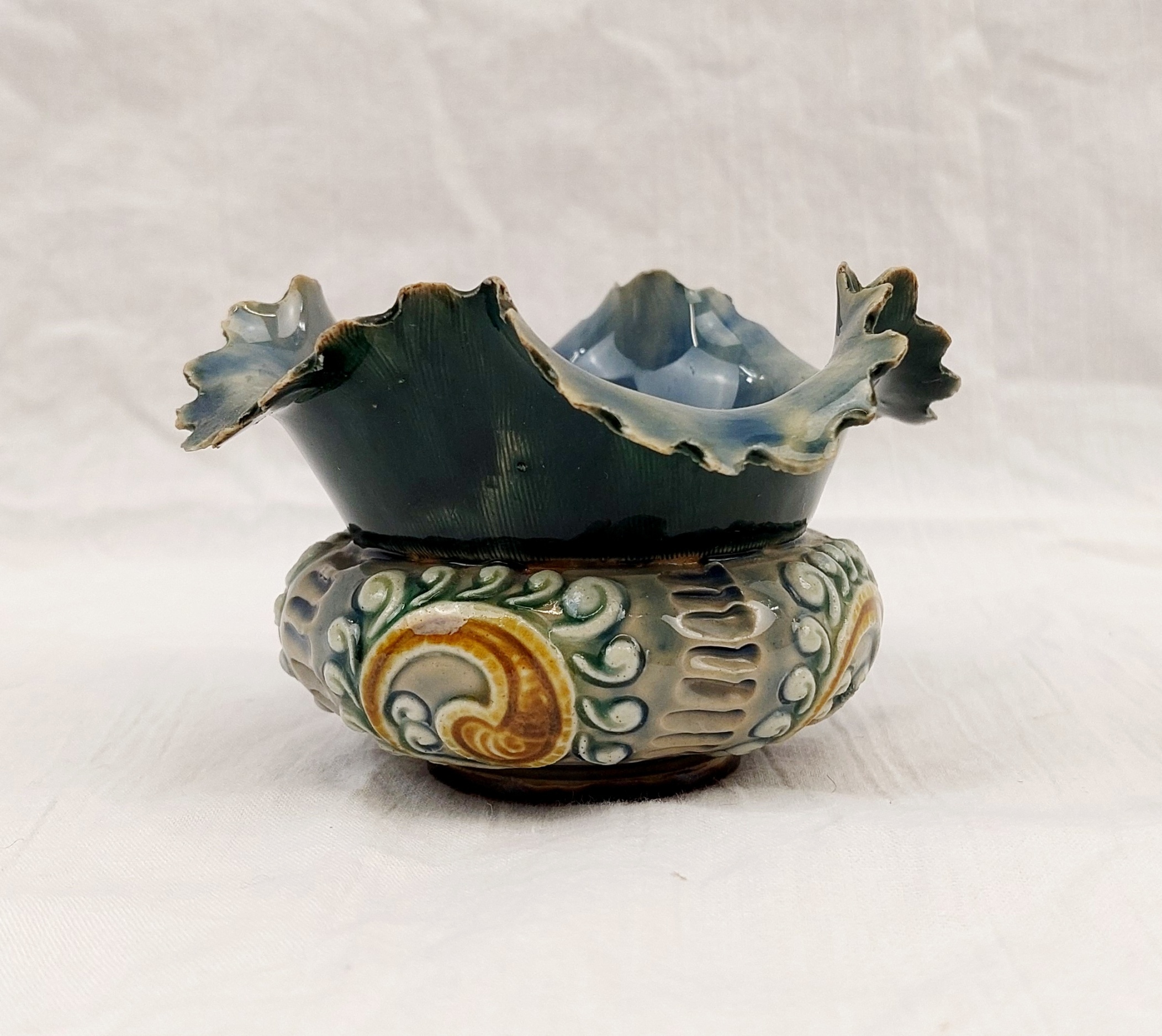 c1880 Art Nouveau Doulton Lambeth Frilled Rim Pot - Image 3