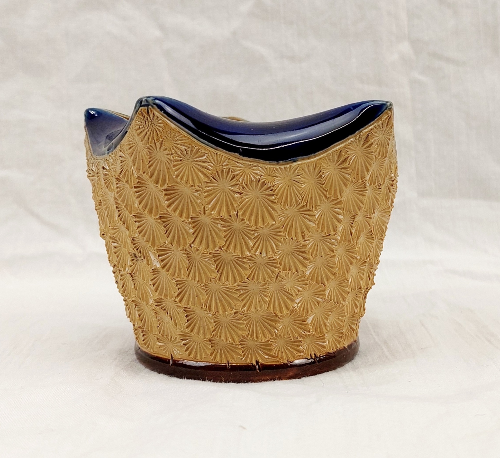 c1880 Art Nouveau Doulton Lambeth Silicon Ware Frilled Rim Pot - Image 2