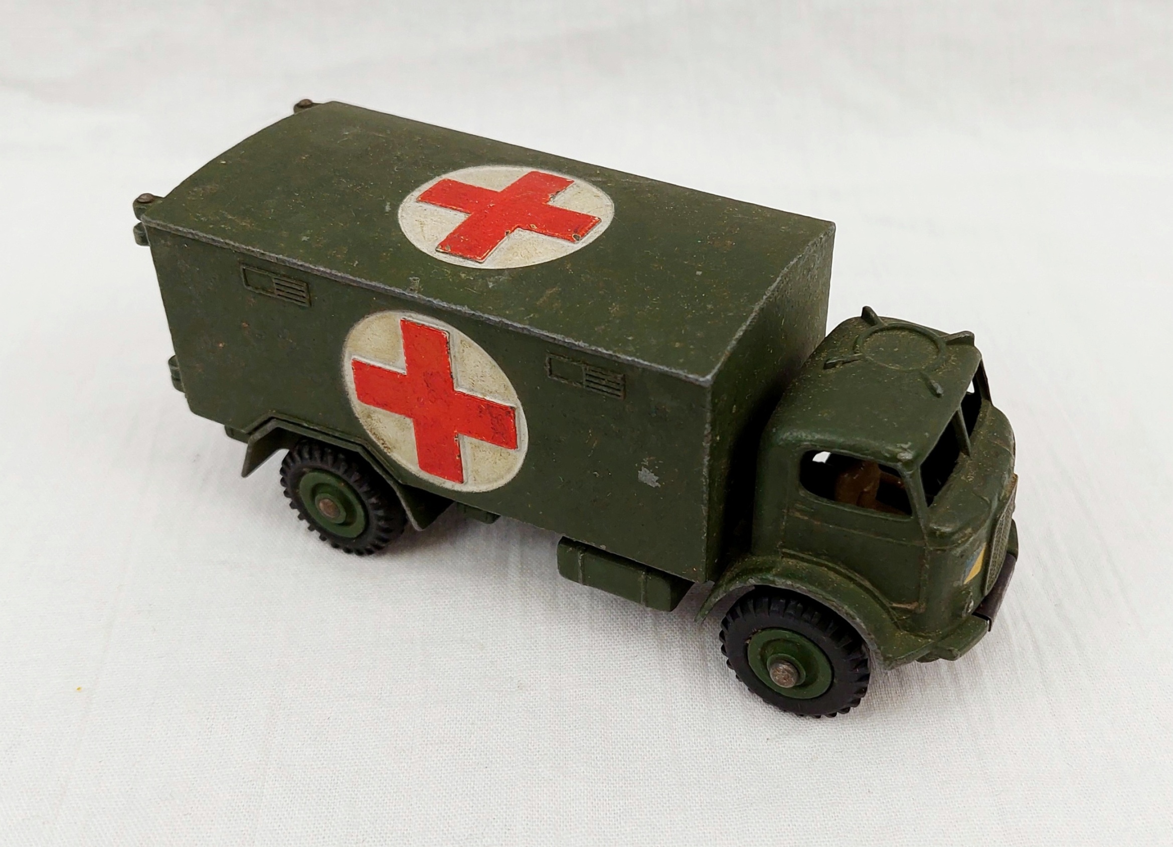 Dinky Toys 626 Military Ambulance - Image 2