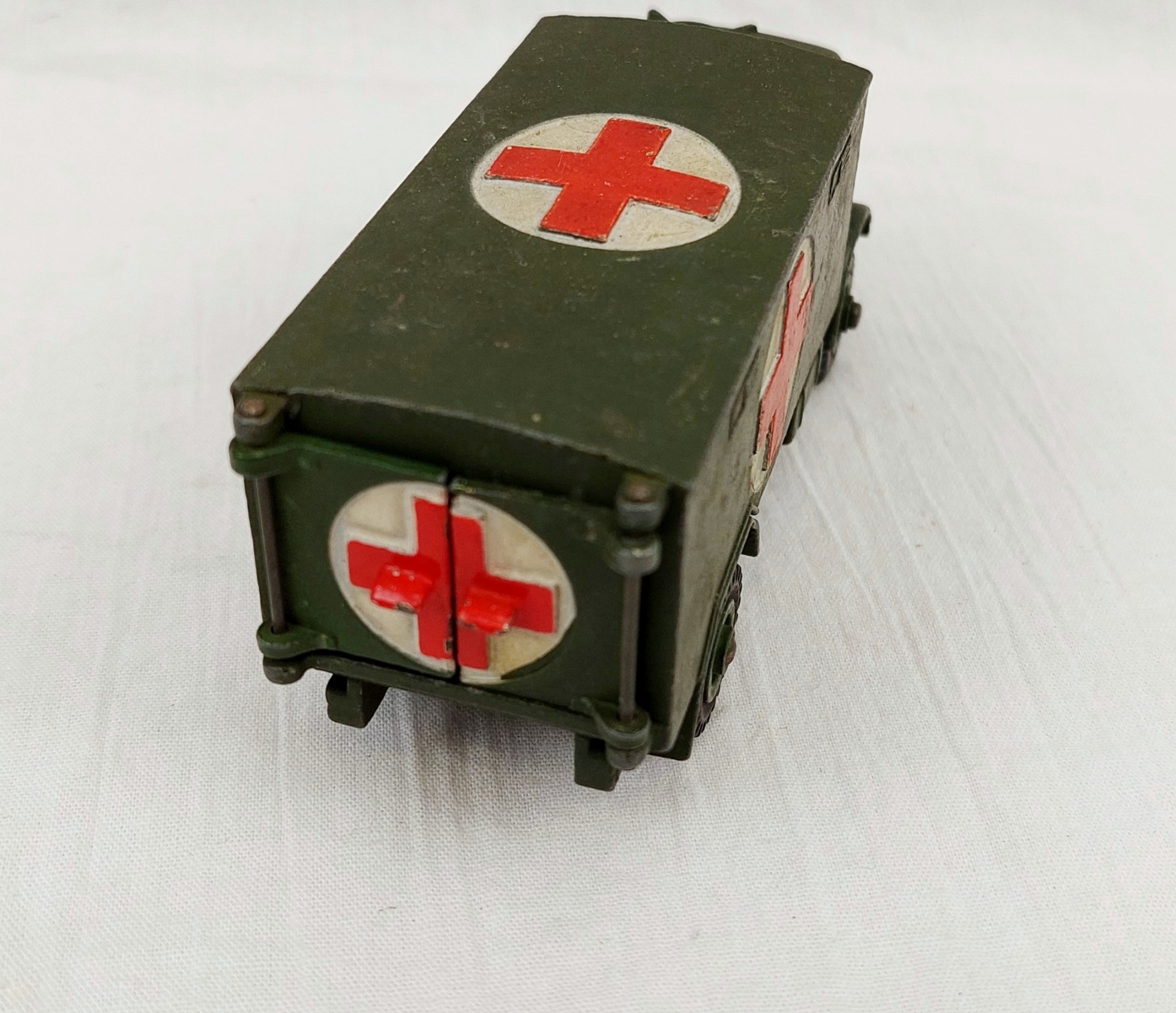 Dinky Toys 626 Military Ambulance - Image 4