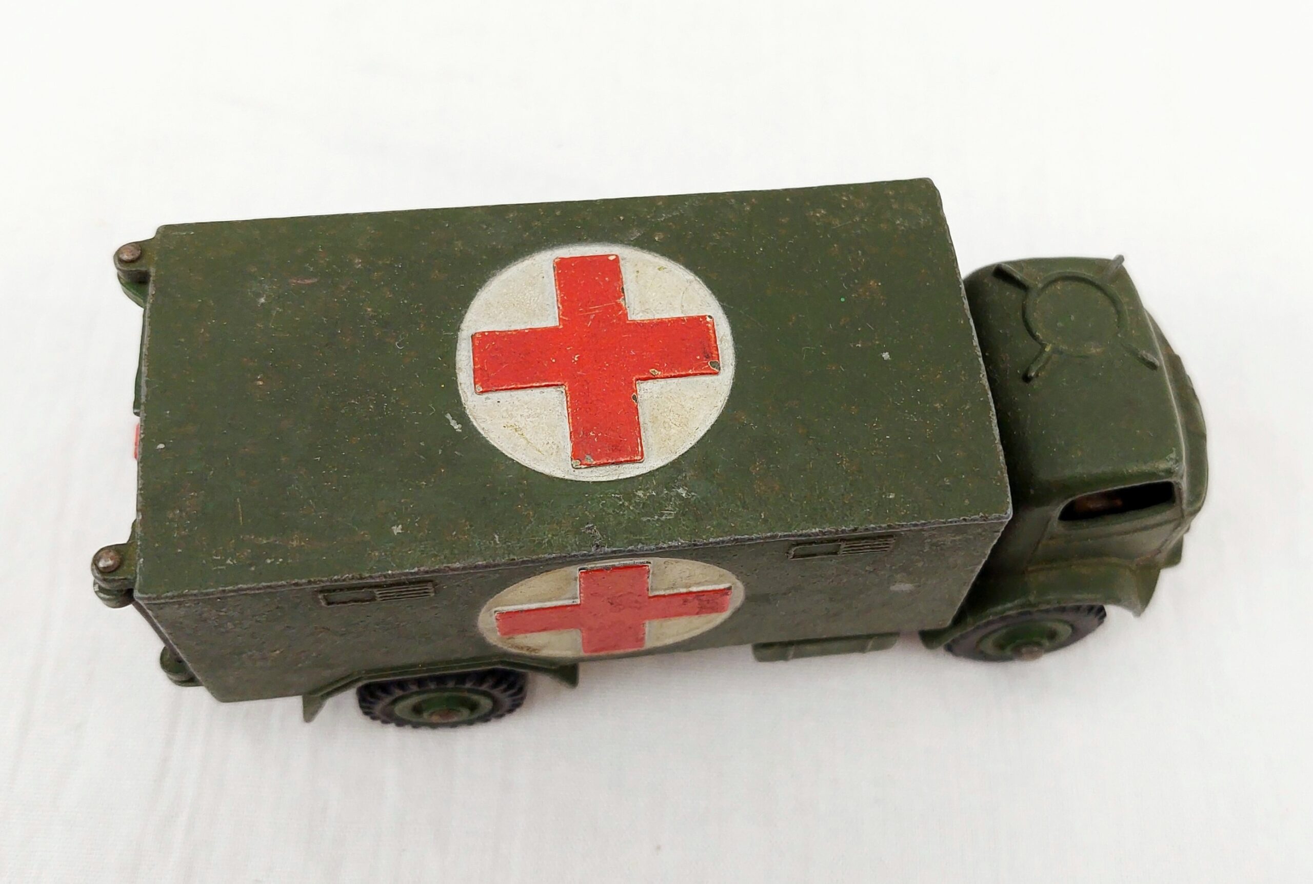 Dinky Toys 626 Military Ambulance - Image 3