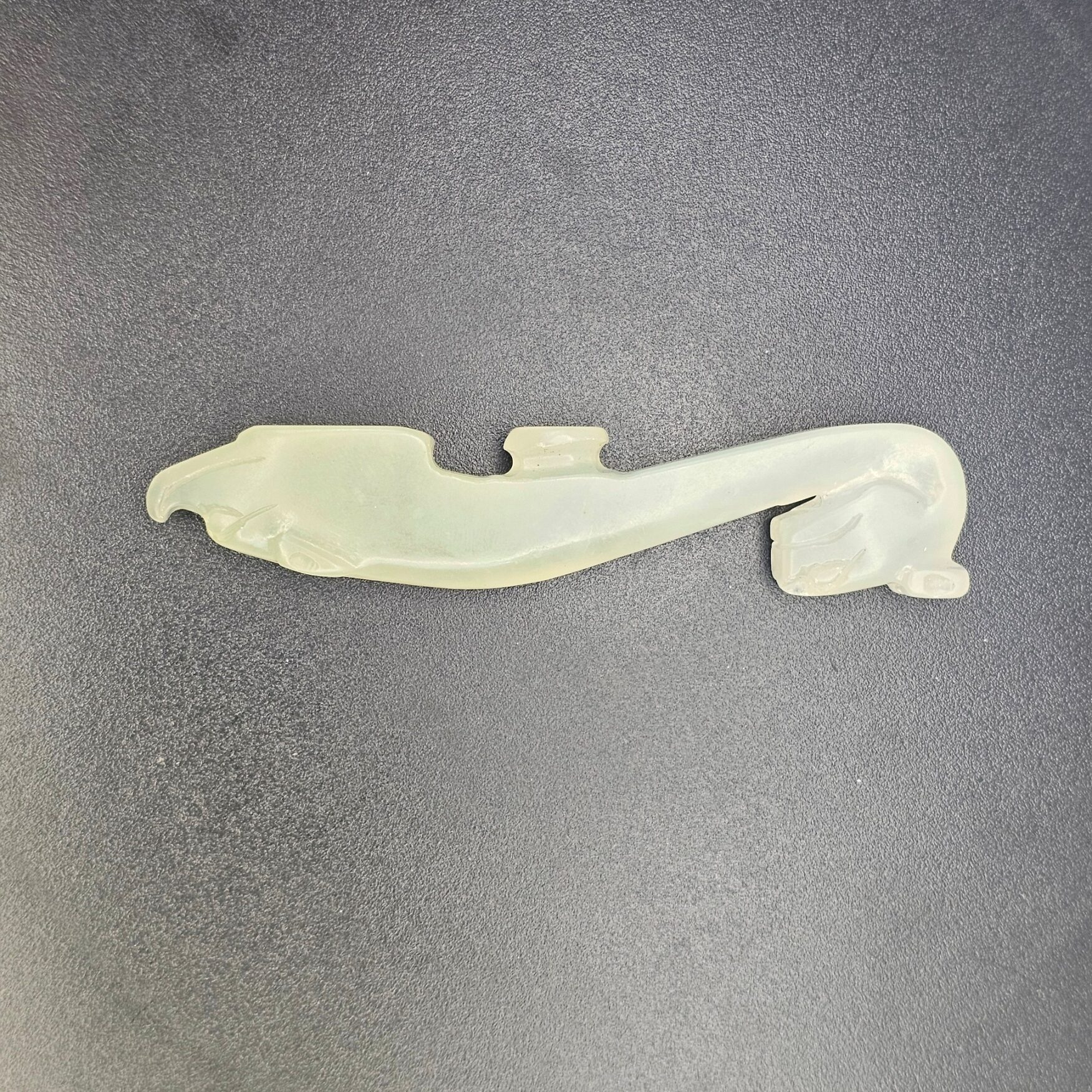 Chinese Pale Celadon Nephrite Jade Belt Hook in the Form of a Recumbent Dragon, Qing Dynasty, 18th to 19th Century - Image 3