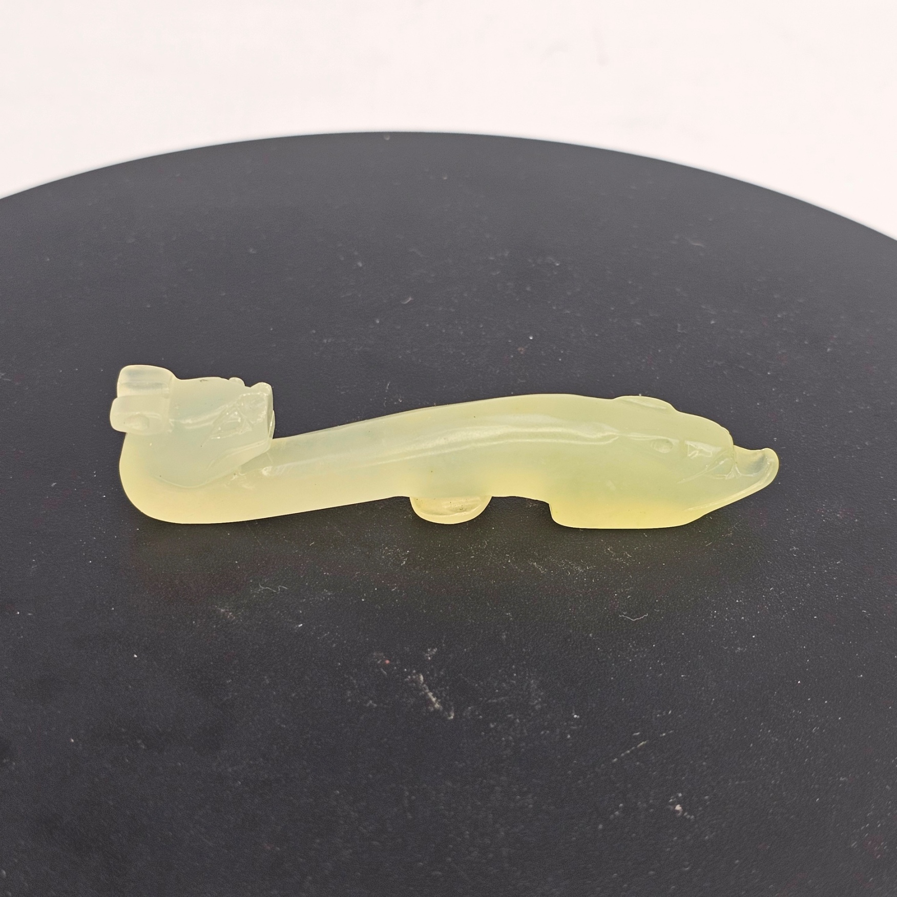Chinese Pale Celadon Nephrite Jade Belt Hook in the Form of a Recumbent Dragon, Qing Dynasty, 18th to 19th Century - Image 5