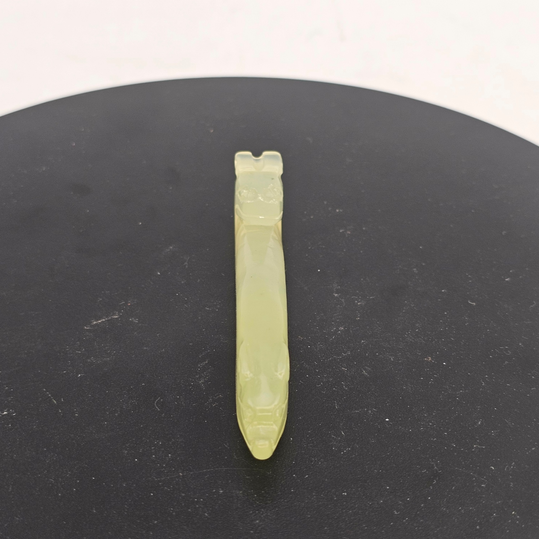 Chinese Pale Celadon Nephrite Jade Belt Hook in the Form of a Recumbent Dragon, Qing Dynasty, 18th to 19th Century - Image 6