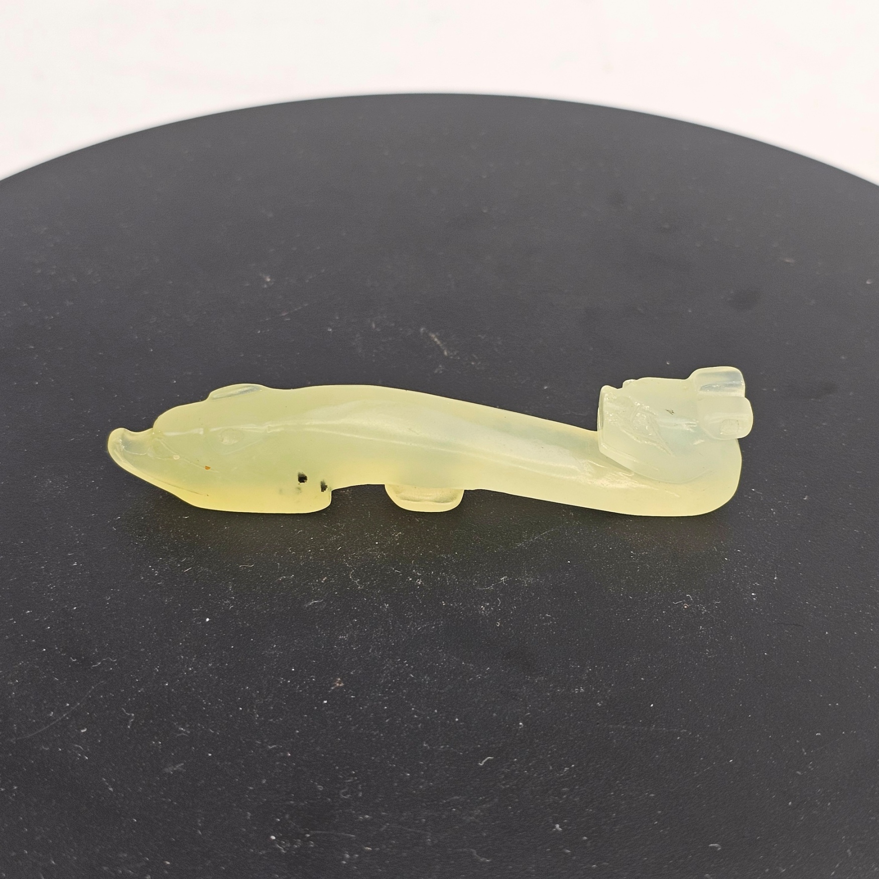 Chinese Pale Celadon Nephrite Jade Belt Hook in the Form of a Recumbent Dragon, Qing Dynasty, 18th to 19th Century - Image 7