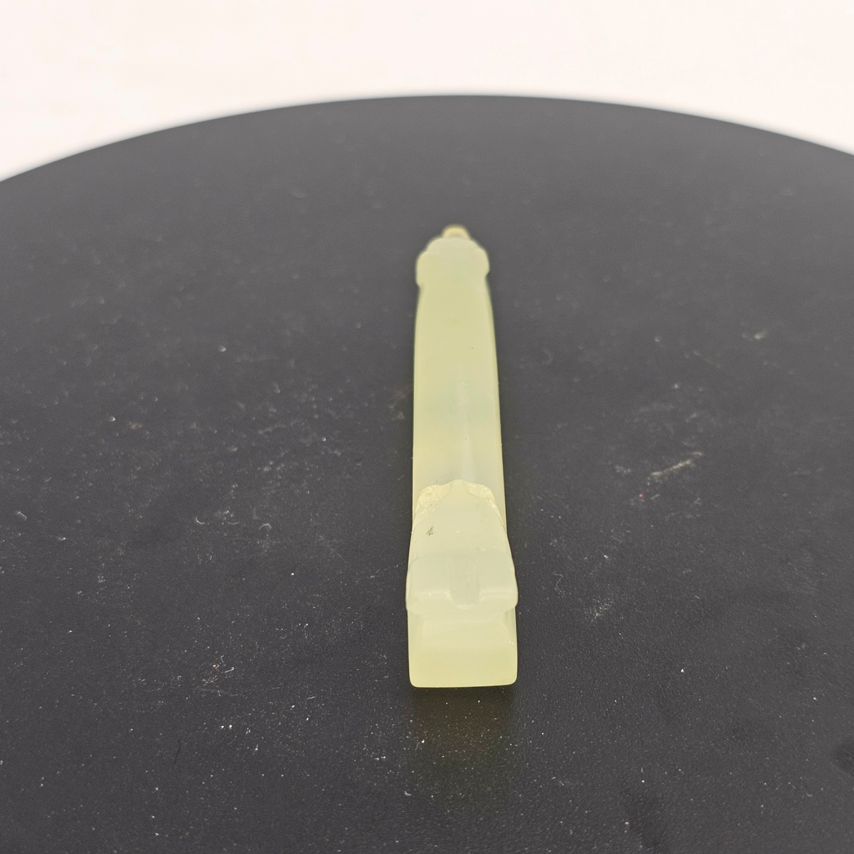 Chinese Pale Celadon Nephrite Jade Belt Hook in the Form of a Recumbent Dragon, Qing Dynasty, 18th to 19th Century - Image 8