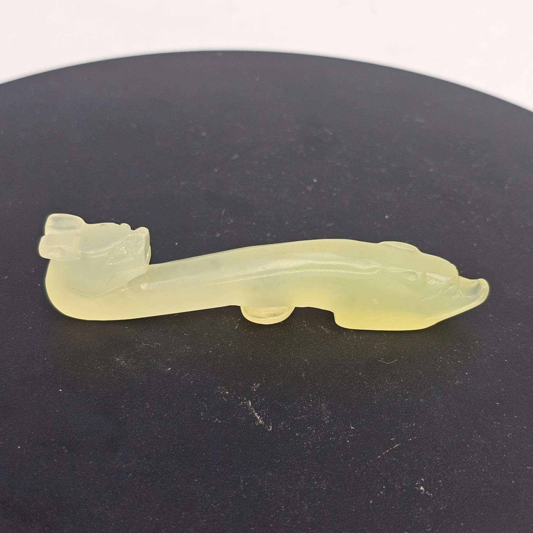 Chinese Pale Celadon Nephrite Jade Belt Hook in the Form of a Recumbent Dragon, Qing Dynasty, 18th to 19th Century - Image 9