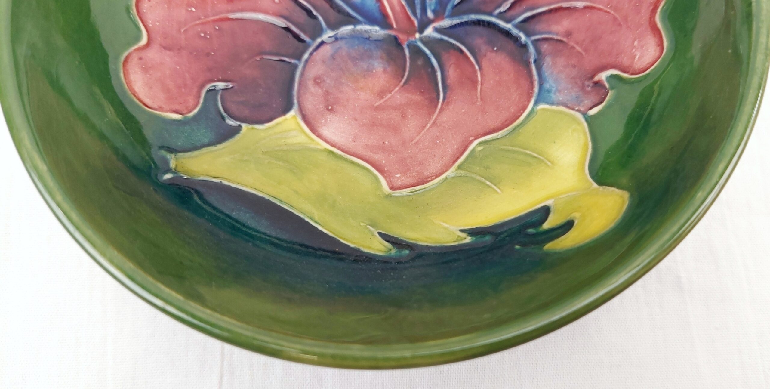 Small Moorcroft Magnolia Pattern Footed Bowl - Image 6