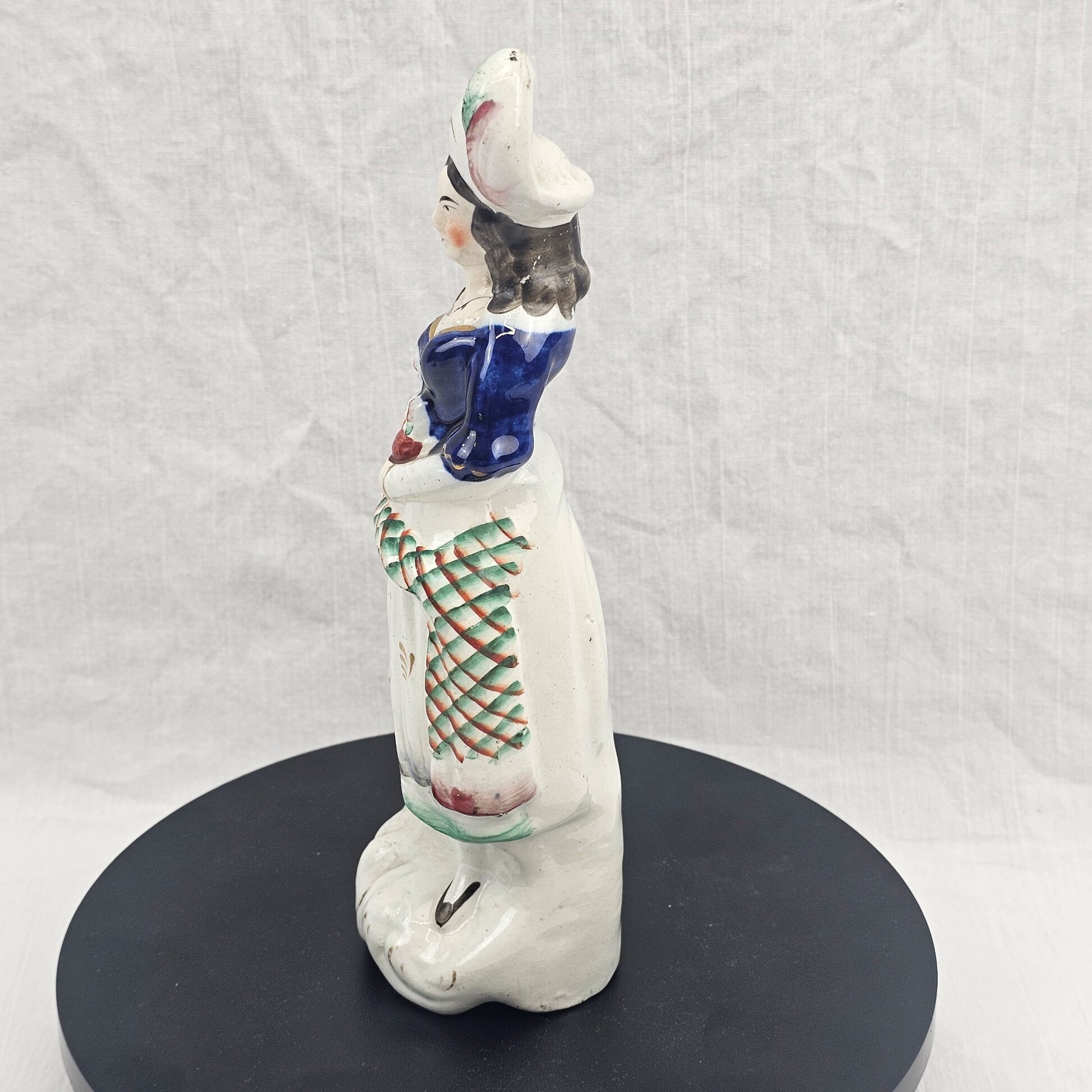 Antique Victorian Staffordshire Pottery Figure of a Girl with Flowers, c.1850–1870 - Image 2